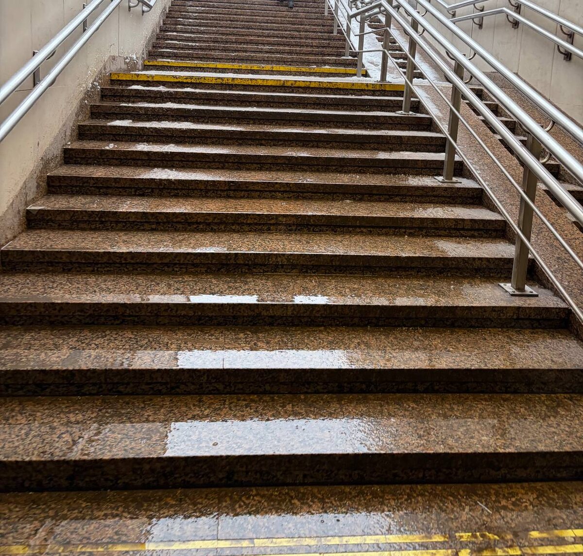 хотела поправить "белое пальто" и сказать что бегу за ребенком бегом, но учитывая травмоопасность на пути, лучшу напомню, что здоровая мать, которая пришла на 10 минут позже, это лучше, чем мама в гипсе на месяц😅