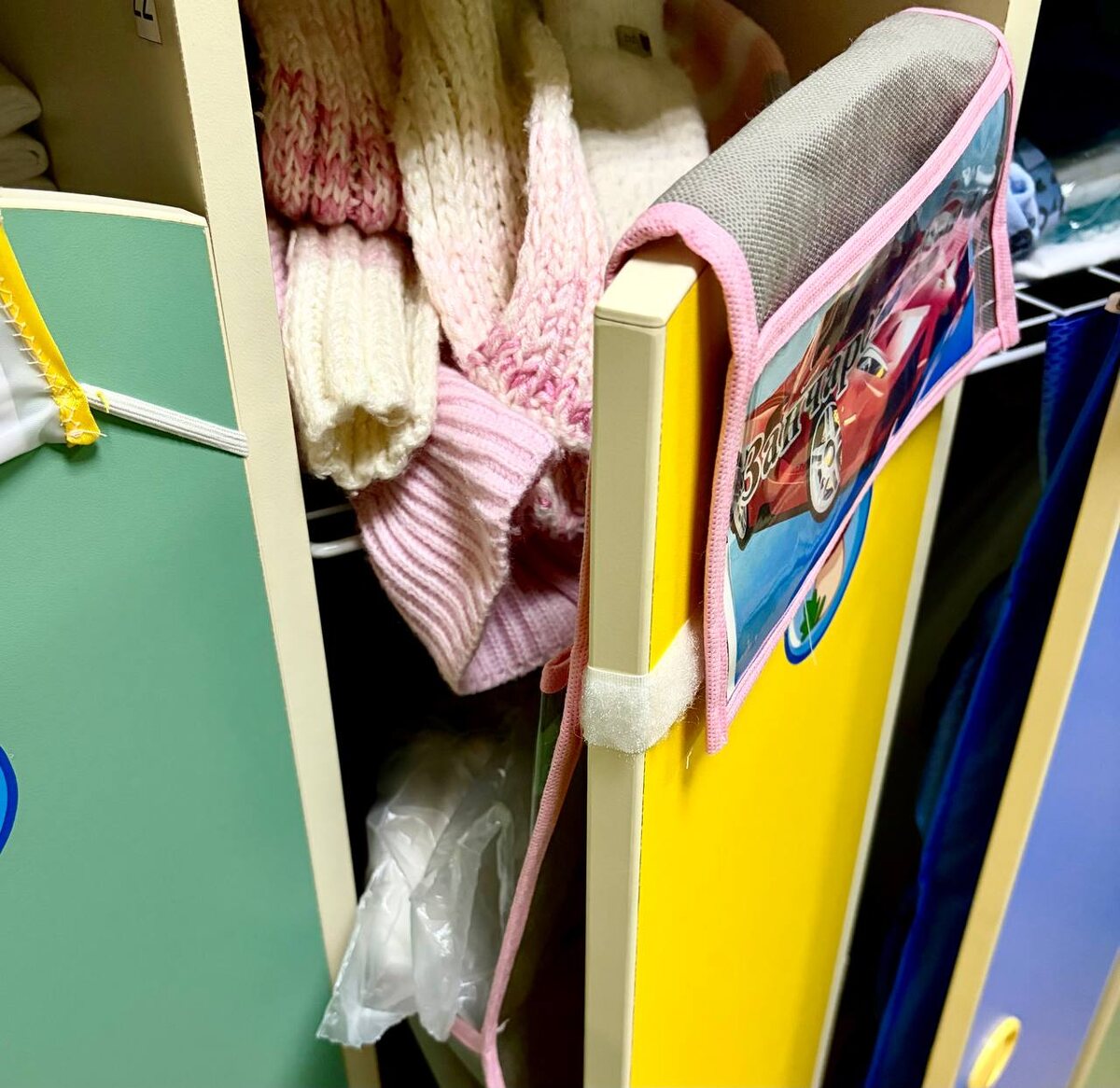 самый движ с приводом детей начинается после 8.00 и даже после 8.30. Хотя садик работает с 7.00... Саша стабильно приходит в числе "первой тройки". Один раз забыли кофту, я бегала домой и тихонько занесла её в шкафчик около 8.50, - вот в это время там раздевались детей 7 точно...