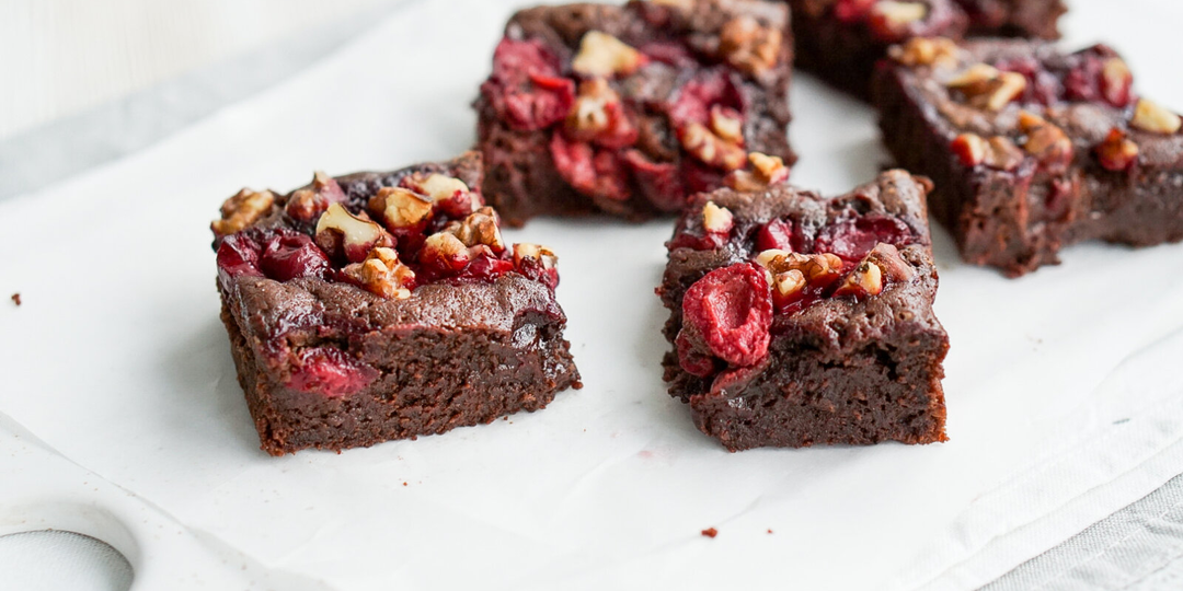 Шоколадный брауни с вишней и орехами — насыщенный и сбалансированный