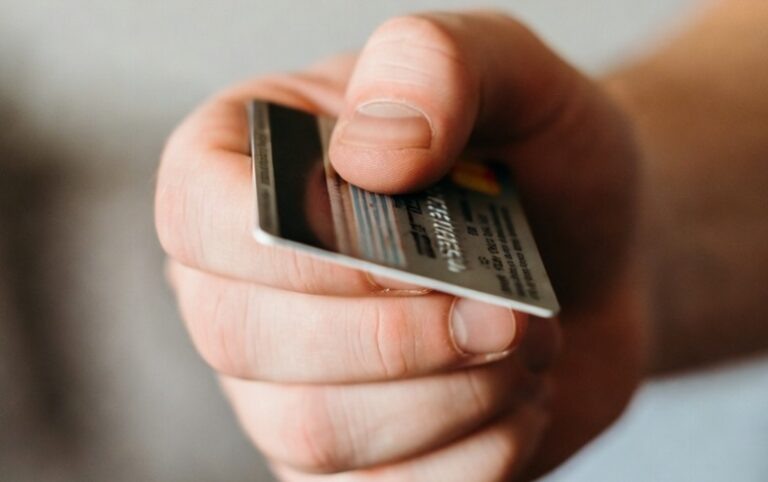    Оренбуржца будут судить за покупки с найденной карты Антон Пичурин