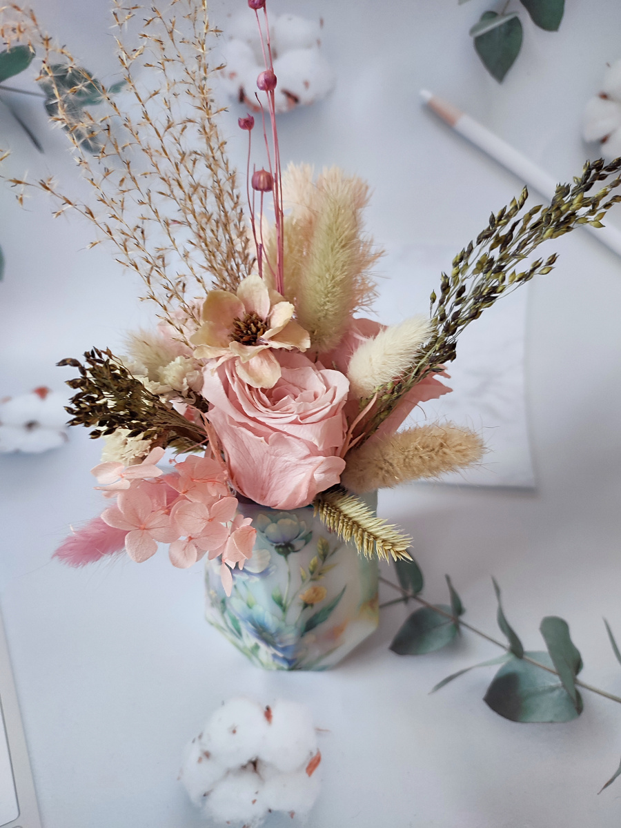 Букет собранный мной, ваза выполнена из эпоксидной смолы, наполнение стабилизированные и сухие цветы
