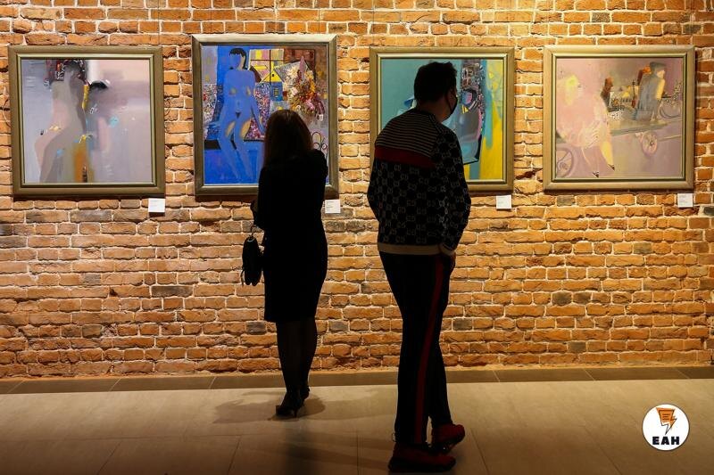    ЕАН / Посетители в художественной галерее