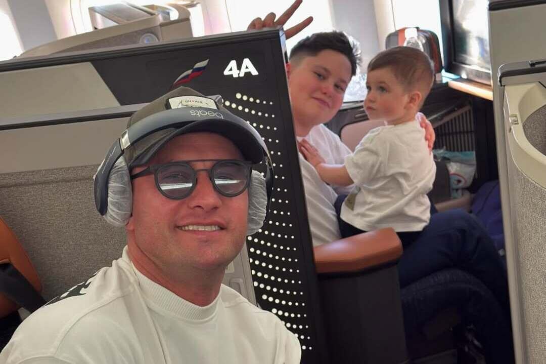 Павел Прилучный с сыновьями. Фото: соцсети/@bugevuge