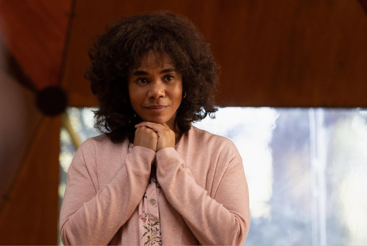 Реджина Холл в сериале «Девять совсем незнакомых людей»Источник: Hulu