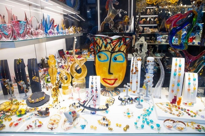 Стеклянных безделушек в таких магазинах много. / Фото: independent.ie