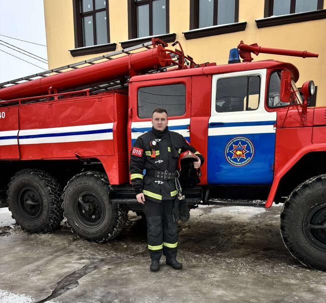 Дмитрий Косик – на фоне автомобиля МЧС повышенной проходимости