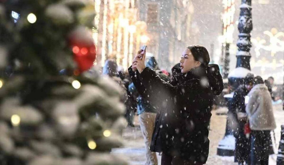     Девушка в снежную погоду делает фото. Источник: spb.kp.ru Автор фото: Алексей Булатов