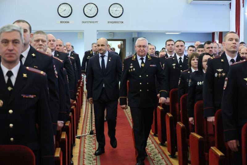    Фото пресс-службы полпредства в УрФО. Артем Жога и глава УМВД региона Александр Мешков