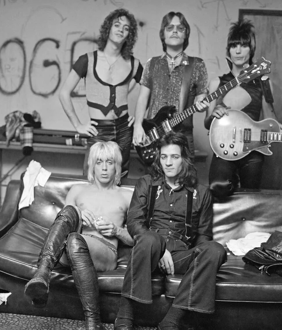 Игги и The Stooges позируют за кулисами клуба Whisky A-Go-Go в Вест-Голливуде, октябрь 1973 года