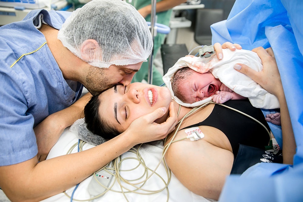    Сегодня многие пары выбирают партнерские роды - когда роженицу поддерживает папа ребенка. / GettyImages