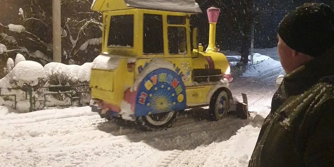 Вот такой весёлый трактор приехал на помощь жителям и почистил дворы в посёлке Тишково