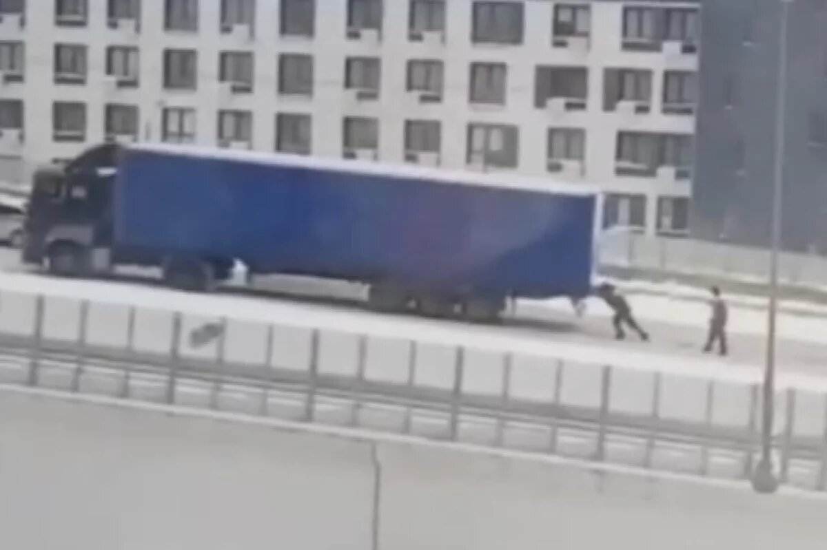    Полицейскому, который вытолкал фуру в Реутове, объявят благодарность