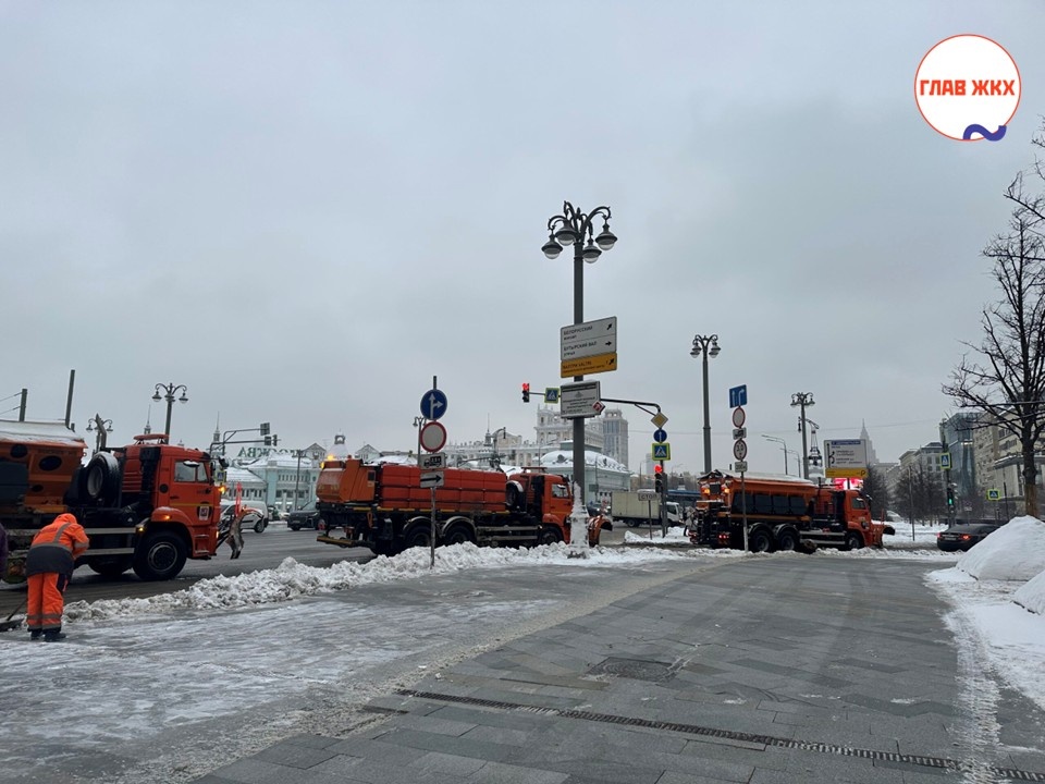 В Москве продолжаются усиленные меры по уборке снега из-за затяжного снегопада
