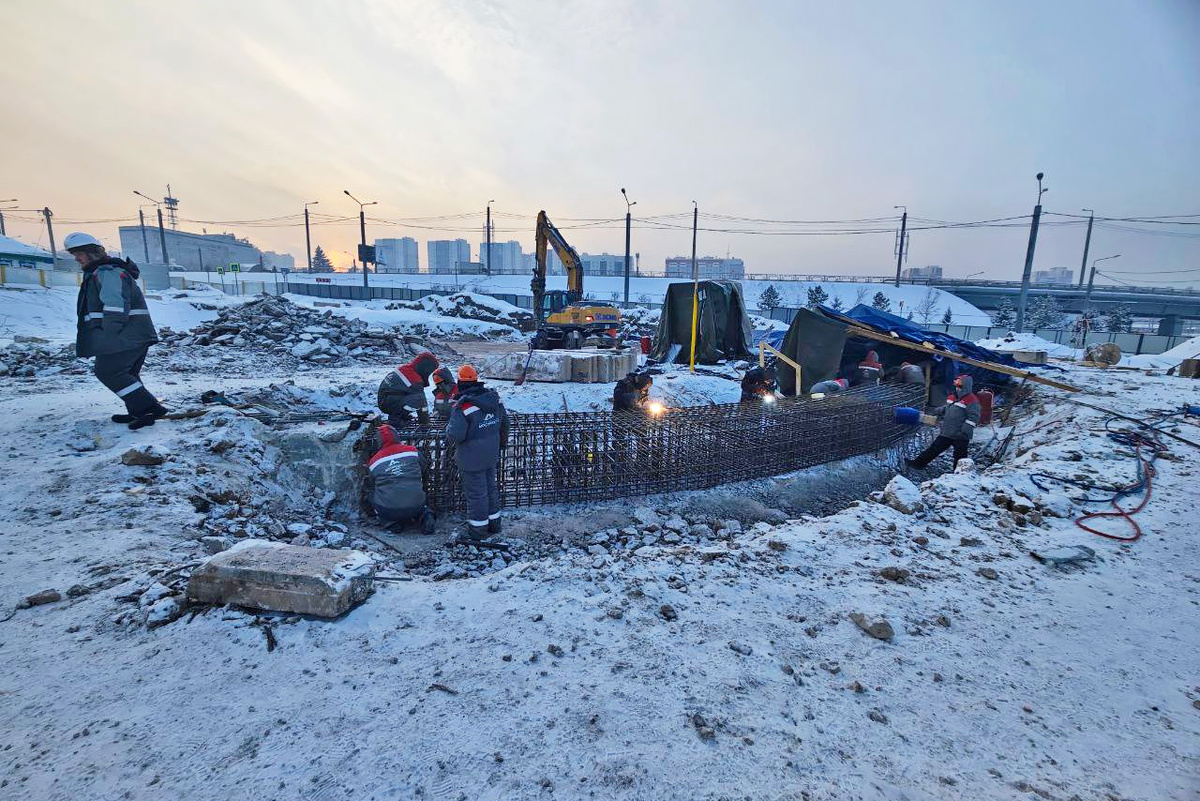     Работы идут вовсю: монтаж обвязочной балки для распорной системы демонтажного котлована на ст. «Улица Копылова»