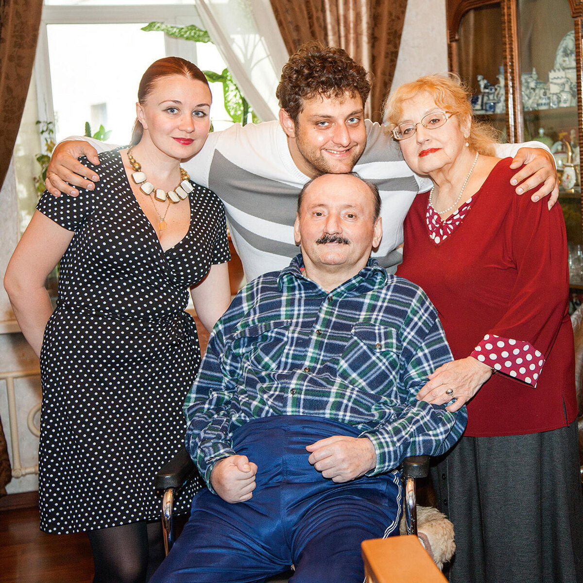 Михаил с родителями и супругой