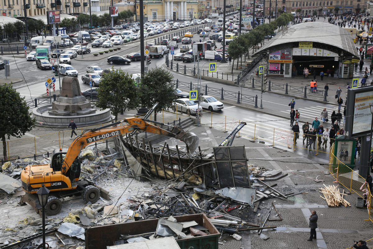 Снос незаконных построек на Сенной площади. Фото: Антон Ваганов / ТАСС