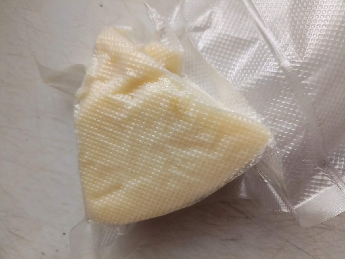 Такими кусочками храню гхи в морозилке. Посл разморозки вкус и аромат не меняются. Может, есть смысл замораживать его сразу после приготовления? Только остудить в форме и в морозилку. Там плесень точно не появится.