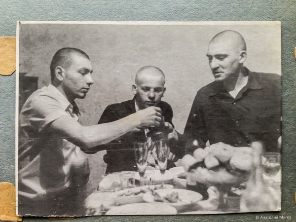 На фото: последний день на гражданке. Я в центре, слева Кот, справа Витя Локоть.