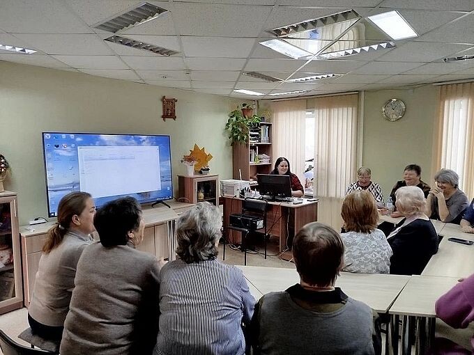 Участники слушают выступление Краузе Елены Сергеевны