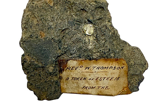 Особую ценность артефакту придаёт закрепленная на камне рукописная табличка с надписью