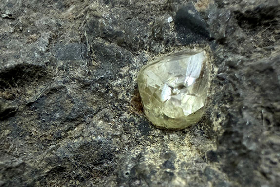Необычный лот аукциона Furlong: уникальный фрагмент кимберлита с природным алмазом, сохранившимся в первичной породе