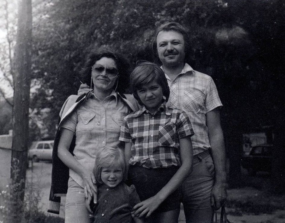 Инна и Дмитрий Маликовы в детстве с родителями.