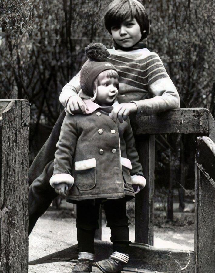 Инна и Дмитрий Маликовы в детстве.