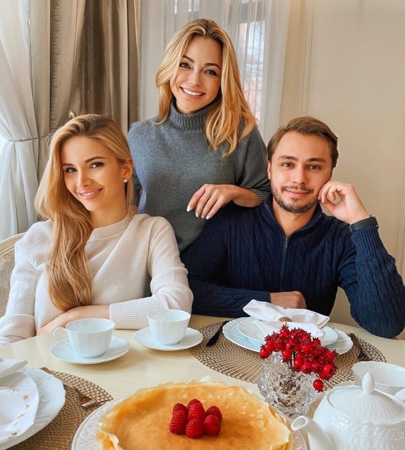 Инна Маликова с сыном и его женой.