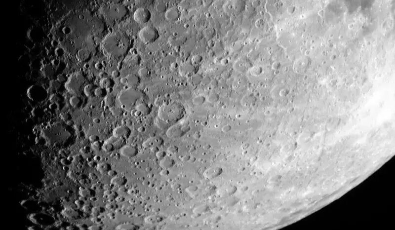    Луна. Фото: ArtemSukhanov, Wikimedia Commons.