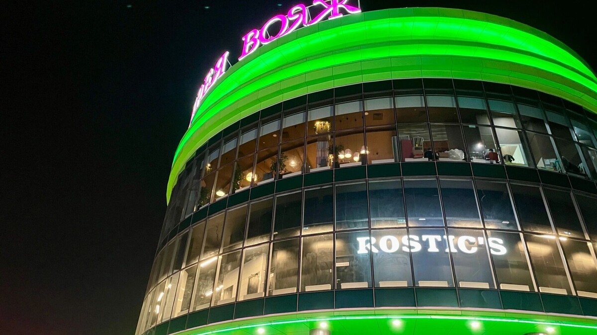    Галерея Вояж кажется огромной, но внутри тишина и почти пустые коридоры   1MI