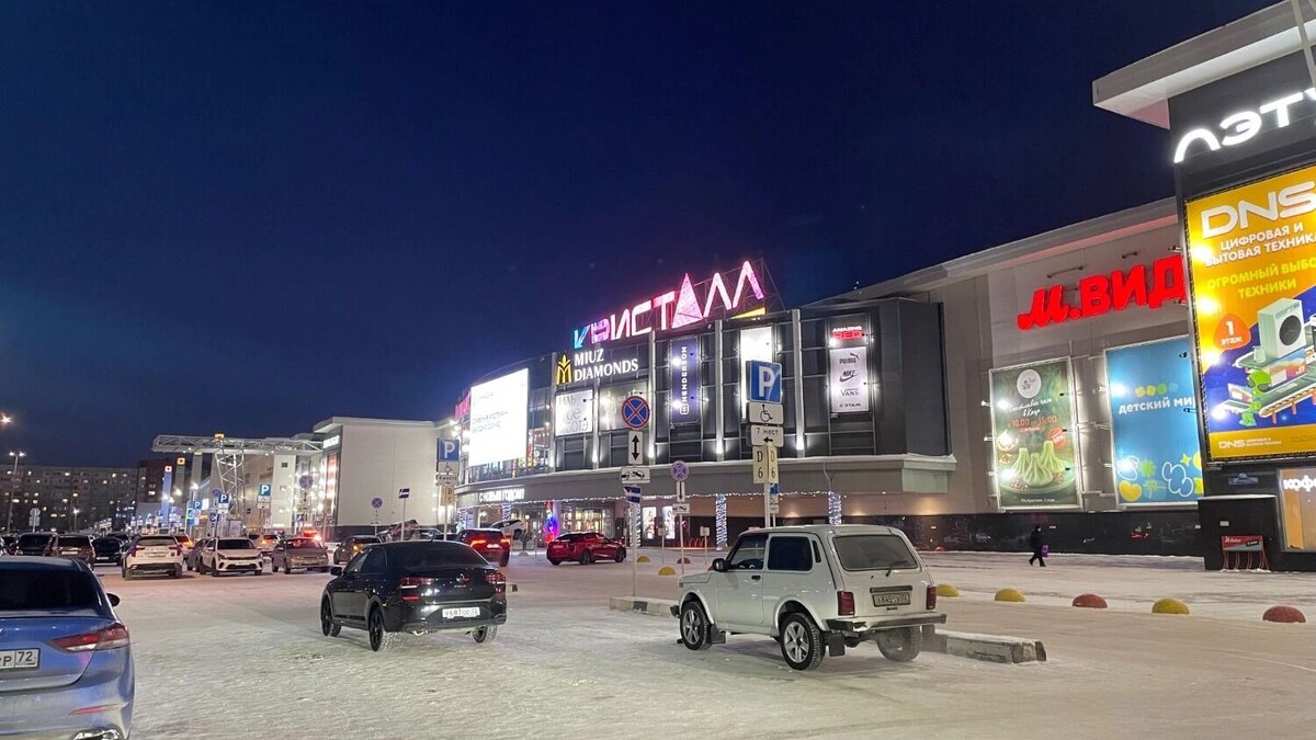    Полупустая парковка торгового центра, раньше здесь еле как можно было найти место   nashgorod.ru