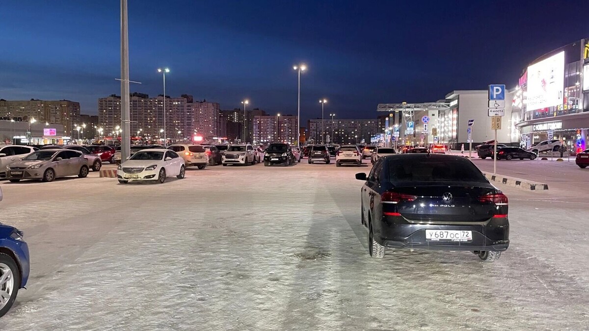    Полупустая парковка торгового центра, раньше здесь еле как можно было найти место   nashgorod.ru