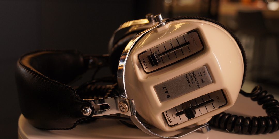 Французский бренд, японская душа: раскрываем тайну необычных наушников из 1970-х