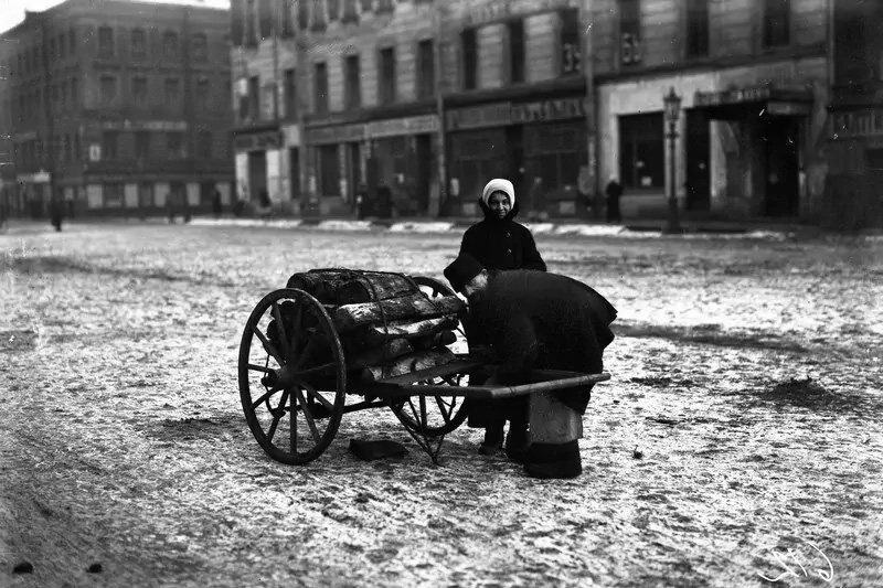 Доставка дров. Фото: Государственный музей истории Санкт-Петербурга