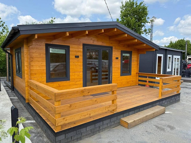 Сочетание теплого янтарно-солнечного с практичным серым — популярное, и,пожалуй, самое контрастное сочетание последних сезонов