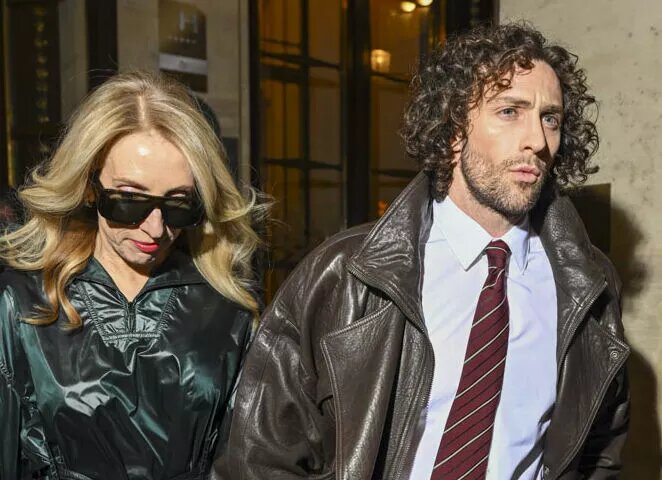    Марк Эйдельштейн, Кейт Мосс в мехах, Аарон Тейлор-Джонсон с женой Сэм на шоу Saint Laurent