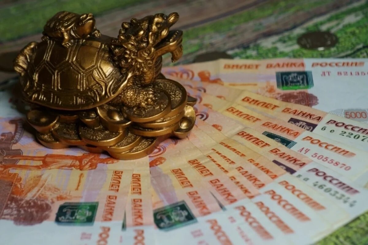    Один из немногих плюсов для рубля сейчас — это глобальная слабость доллара.