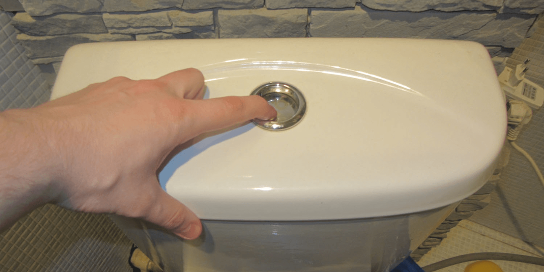 Кнопка унитаза постоянно западает: простое решение, которое спасет от ненужных расходов