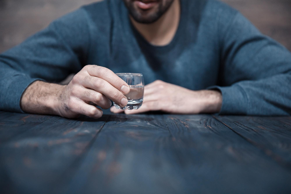 Неотложная помощь при алкогольном отравлении: что делать первым делом. (источник изображения: freepik.com)