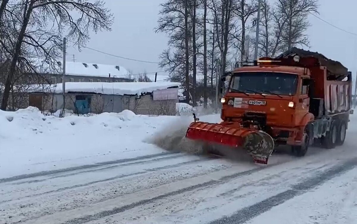    162 машины вывели на очистку дорог Удмуртии