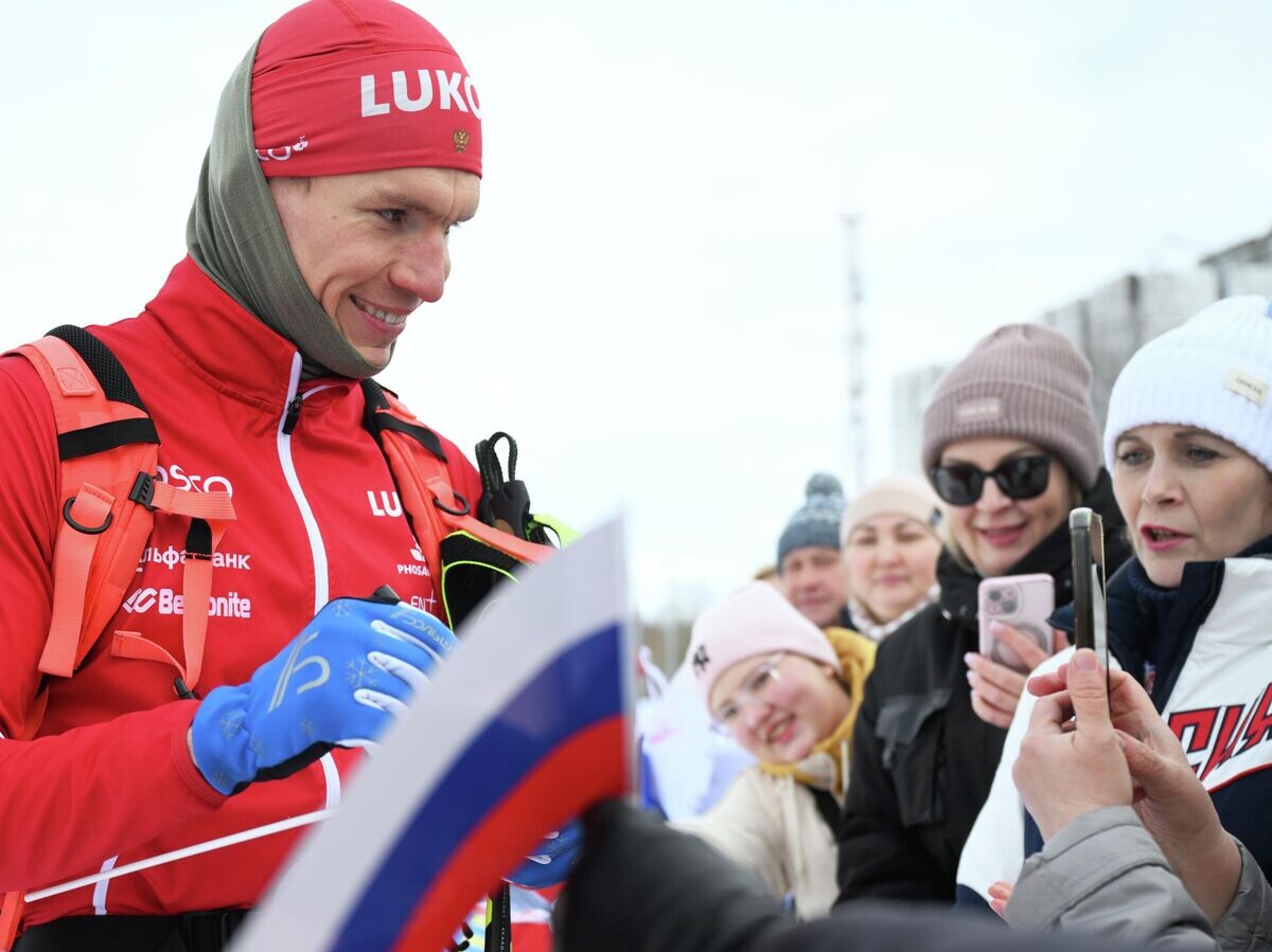    Александр Большунов раздает автографы болельщикам | © РИА Новости / Максим Блинов