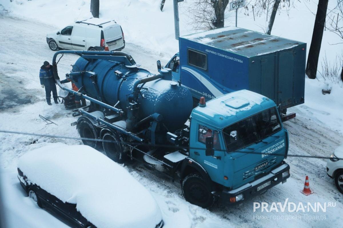    На улице Максима Горького дежурит автоцистерна с питьевой водой