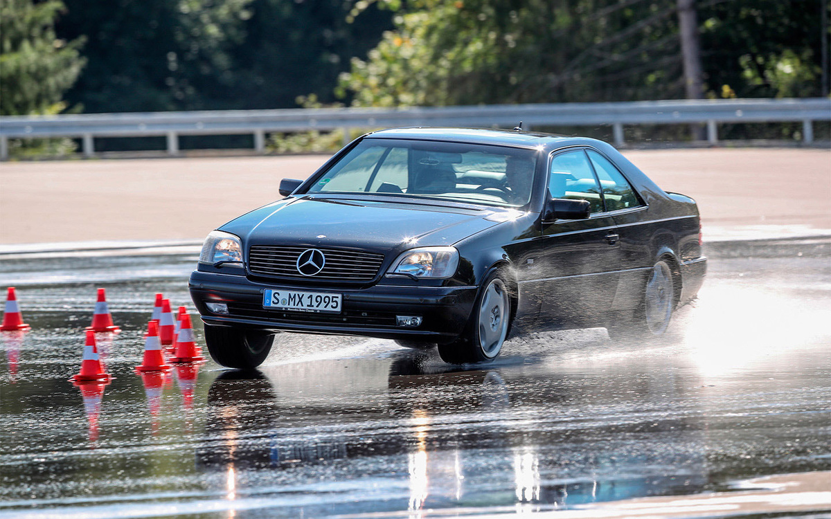 Daimler A.G.📷EBD отвечает только за распределение тормозных усилий при замедлении. ESP же работает шире: она может подтормаживать отдельные колеса и может снижать тягу двигателя