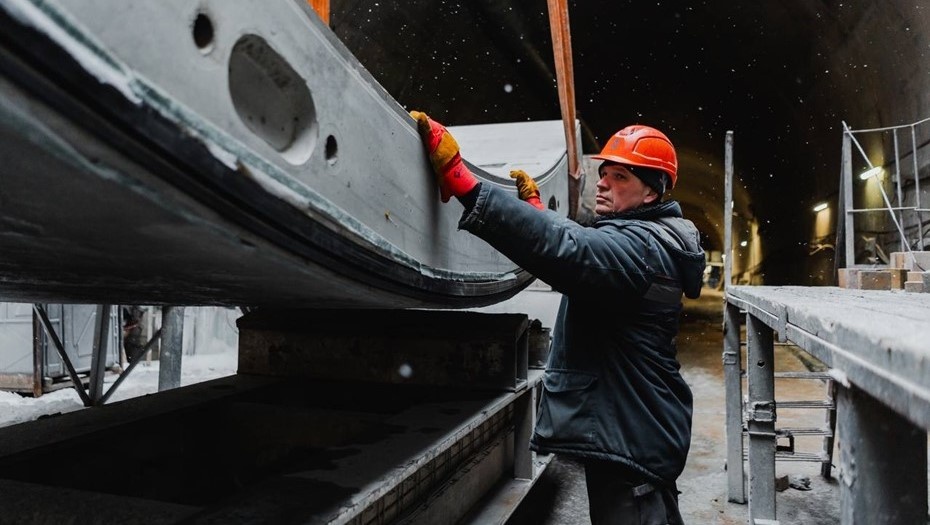 Автор фото: t.me/stroimmetro / МССС/ Работы на "зелёной" линии метро в Петербурге (станция "Каменка"), январь 2026 года.