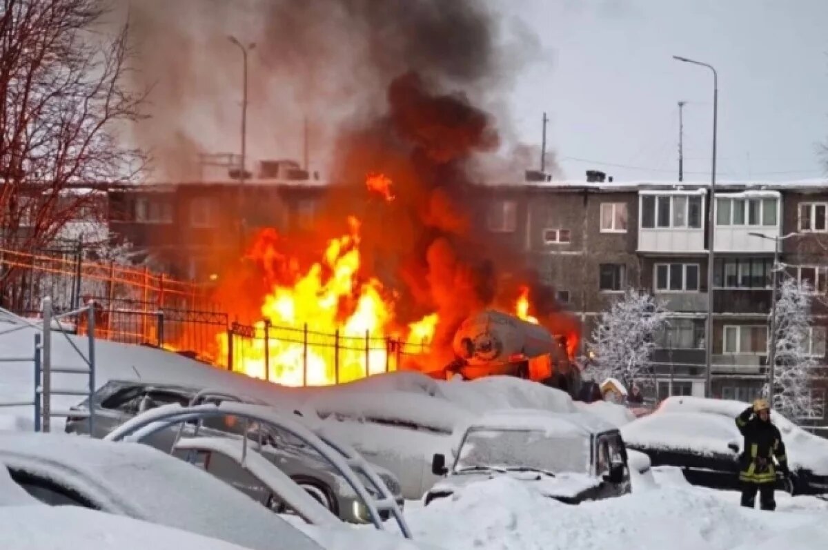    В Мурманске во дворе дома вспыхнул газгольдер