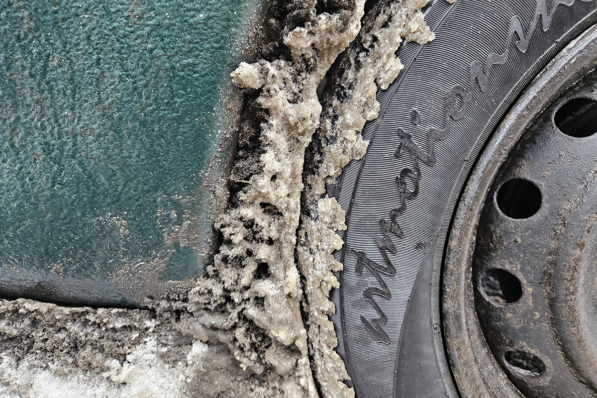  📷   Налипший в арке снег реально мешает ездить