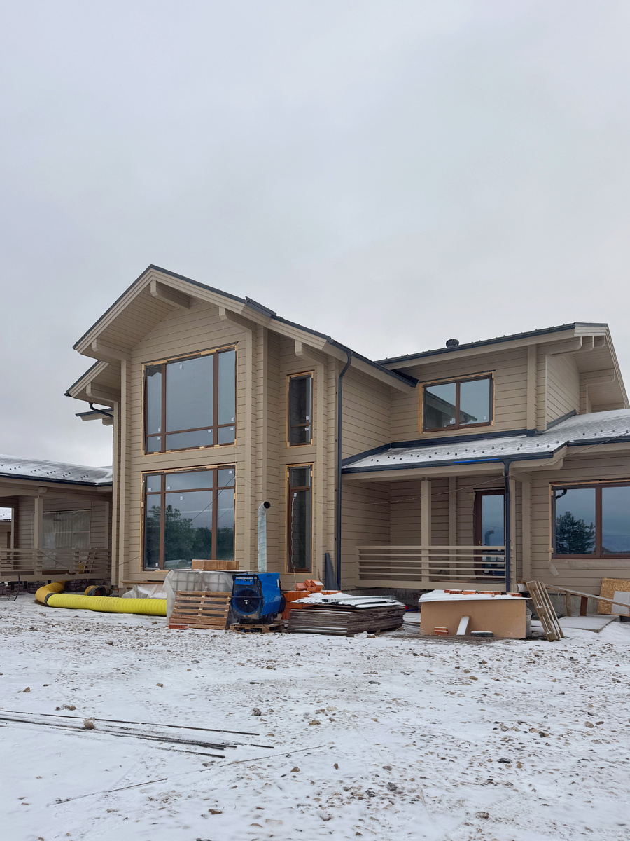 На центральный фасад дома выходи двухсветная гостиная, слева столовая с большой террасой, справа мастер спальня с маленькой террасой