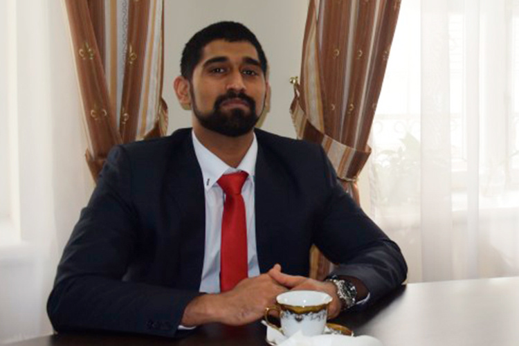    Известно, что Джейсундхару Д. 37 лет. Впервые он посетил Россию в 2014 году. Владеет русским языком.   
Фото: media.kpfu.ru