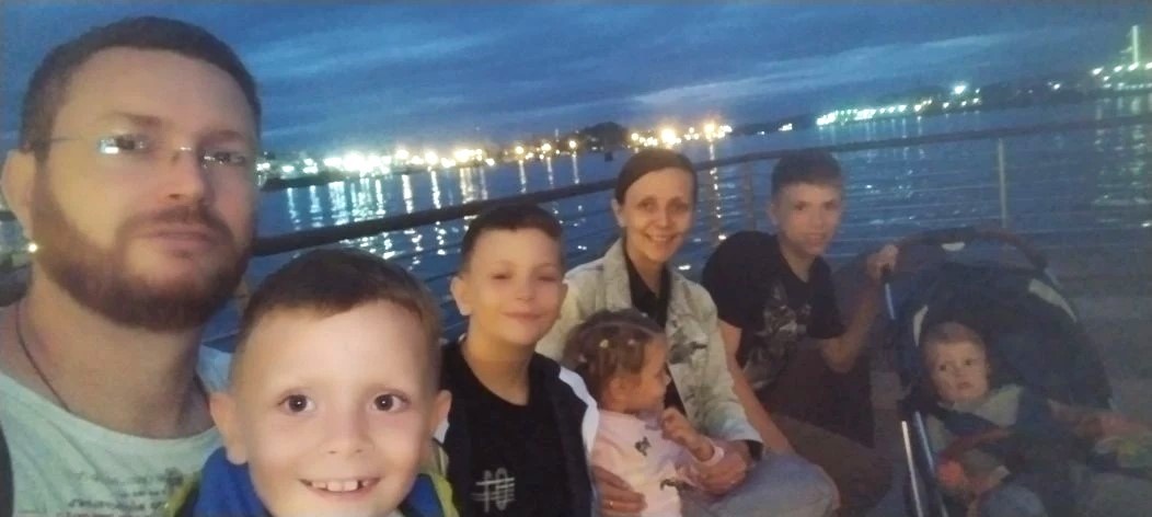 Семья Воробьёвых, слева направо: Андрей, Олег, Миша, Нина, Кристина, Саша, Ваня