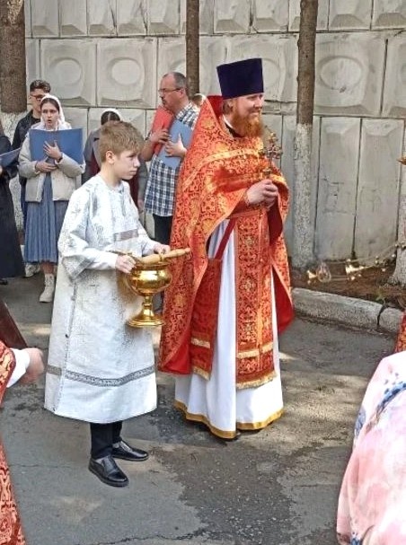 Алтарник Саша помогает отцу Михаилу совершать пасхальный крестный ход